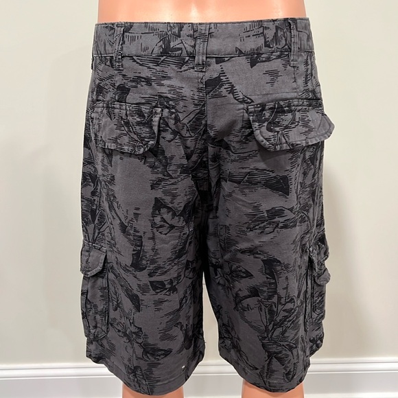 Paradise Collection Men's Black and Gray Tropical Print Cargo Shorts Size 36 - Picture 8 of 13